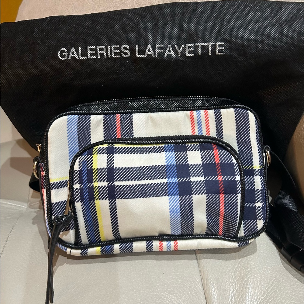 🔥NWOT Galeries Lafayette bag with cross-body and waist straps